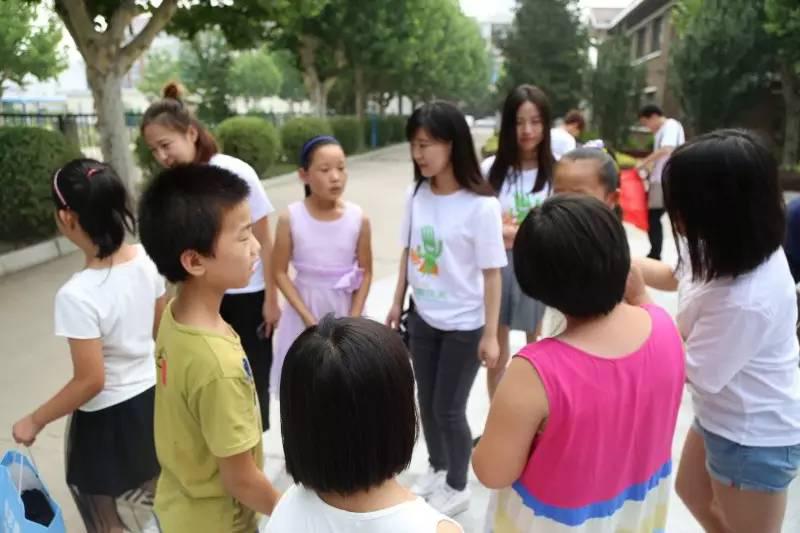 通赢优采员工与孩子们 通赢优采员工与孩子们